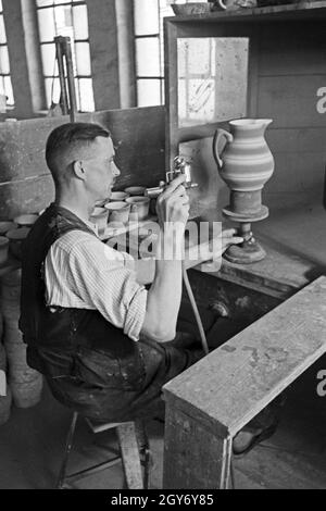 Ein Töpfer bei der Arbeit im Dorf Görzke dans le Brandebourg, Deutschland 1930 er Jahre. Un potier au travail au village de Goerzke dans le Brandebourg, Allemagne 1930. Banque D'Images