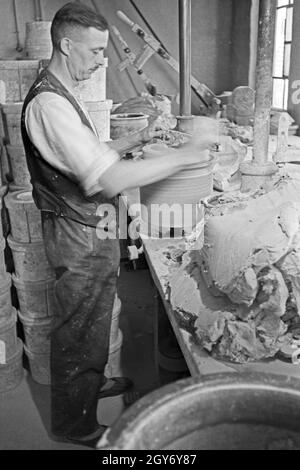 Ein Töpfer bei der Arbeit im Dorf Görzke dans le Brandebourg, Deutschland 1930 er Jahre. Un potier au travail au village de Goerzke dans le Brandebourg, Allemagne 1930. Banque D'Images