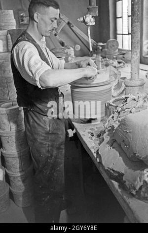 Ein Töpfer bei der Arbeit im Dorf Görzke dans le Brandebourg, Deutschland 1930 er Jahre. Un potier au travail au village de Goerzke dans le Brandebourg, Allemagne 1930. Banque D'Images