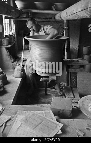 Ein Töpfer bei der Arbeit im Dorf Görzke dans le Brandebourg, Deutschland 1930 er Jahre. Un potier au travail au village de Goerzke dans le Brandebourg, Allemagne 1930. Banque D'Images