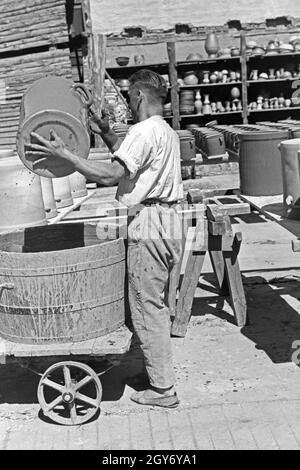 Ein Töpfer bei der Arbeit im Dorf Görzke dans le Brandebourg, Deutschland 1930 er Jahre. Un potier au travail au village de Goerzke dans le Brandebourg, Allemagne 1930. Banque D'Images