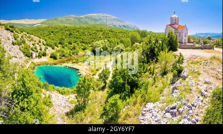 Rivière Cetina source d'eau trou et église orthodoxe vue panoramique, région de Dalmatian Zagora en Croatie Banque D'Images