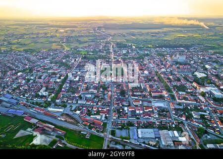 Ville de Bjelovar vue aérienne au coucher du soleil, région de Bilogora, dans le nord de la Croatie Banque D'Images