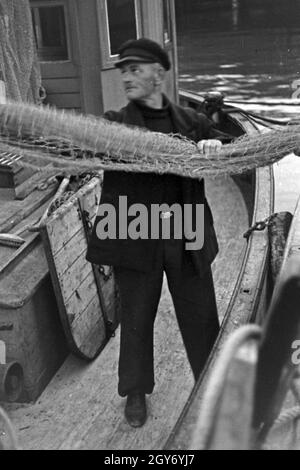 Ein Fischer bereitet die Netze zum vor der Fischfang dans Ostsee, Deutschland 1930 er Jahre. Un pêcheur préparer les filets pour la pêche en mer Baltique, Allemagne 1930. Banque D'Images