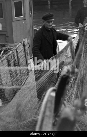 Ein Fischer bereitet die Netze zum vor der Fischfang dans Ostsee, Deutschland 1930 er Jahre. Un pêcheur préparer les filets pour la pêche en mer Baltique, Allemagne 1930. Banque D'Images