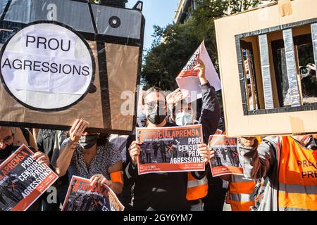 Albert Garcia, photojournaliste du journal espagnol El Pais vu avec des manifestants tout en tenant une bannière de prison en carton, une bannière en forme de caméra disant, assez d'agression et des pancartes disant,Judiciaire à la presse Albert Garcia acquitte suffisamment de censure de l'agression pendant la manifestation.les syndicats de presse de Catalogne ont convoqué une manifestation devant le siège de la délégation gouvernementale à Barcelone pour dénoncer le harcèlement constant des forces de sécurité contre le travail de la presseet, en particulier, pour le cas du photojournaliste du Banque D'Images