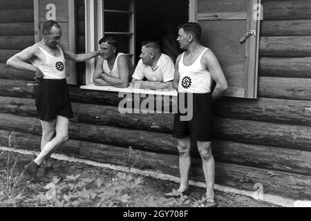 Un Sportler eines Eggert des KdF Sportheim Belzig dans der Mark Brandenburg, Deutschland 1930 er Jahre. Les sportifs à l'une des cabanes dans la forêt au sports club à Belzig à Brandebourg, Allemagne 1930. Banque D'Images