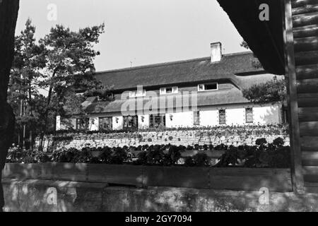 Sportheim KdF Das Belzig dans der Mark Brandenburg, Deutschland 1930 er Jahre. Sports le club house à Belzig à Brandebourg, Allemagne 1930. Banque D'Images