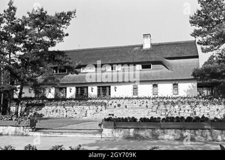 Sportheim KdF Das Belzig dans der Mark Brandenburg, Deutschland 1930 er Jahre. Sports le club house à Belzig à Brandebourg, Allemagne 1930. Banque D'Images