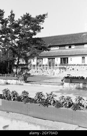 Sportheim KdF Das Belzig dans der Mark Brandenburg, Deutschland 1930 er Jahre. Sports le club house à Belzig à Brandebourg, Allemagne 1930. Banque D'Images