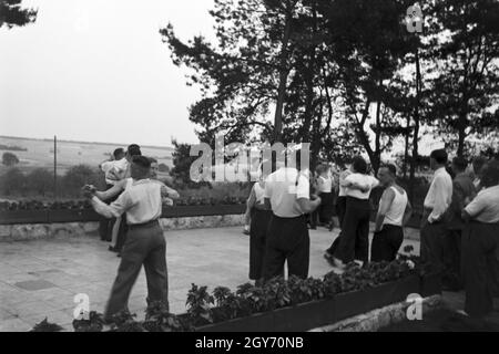 Musik und Tanz vor Waldhütten des KdF Sportheim Belzig dans der Mark Brandenburg, Deutschland 1930 er Jahre. Les gens chantent et dansent devant des cabanes dans la forêt au sports club à Belzig à Brandebourg, Allemagne 1930. Banque D'Images