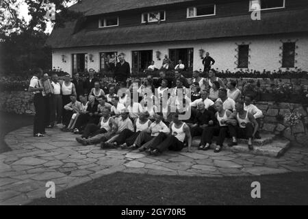 Musik und Tanz vor Waldhütten des KdF Sportheim Belzig dans der Mark Brandenburg, Deutschland 1930 er Jahre. Les gens chantent et dansent devant des cabanes dans la forêt au sports club à Belzig à Brandebourg, Allemagne 1930. Banque D'Images