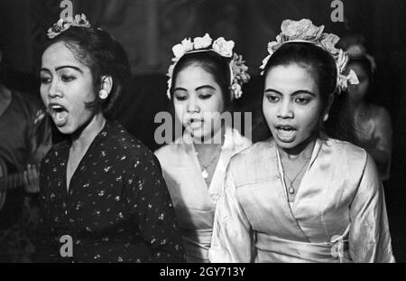 Auftritt einer Tanzgruppe aus Bali und Jave, Deutschland 1930er Jahre.Un groupe folklorique javanais balinais perdforming en Allemagne, années 1930. Banque D'Images