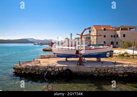 Le port et le bord coloré de l'île de Krapanj, éponge de mer, village de pêche de l'archipel de Sibenik Croatie Banque D'Images