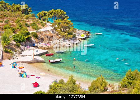 Plage Adriatique idyllique Bilo près de Primosten vue, archipel de Dalmatie en Croatie Banque D'Images