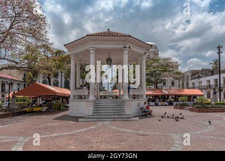 Stands de souvenirs et le pavillon sur la plaza de la Independencia, Casco Viejo, quartier historique de la ville de Panama Banque D'Images