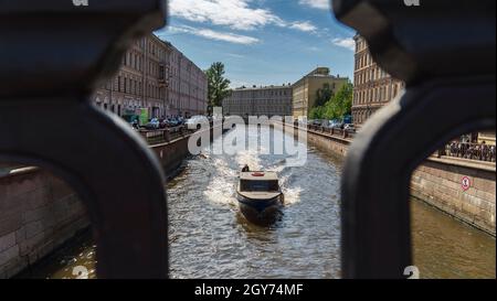 Saint-Pétersbourg, Russie : bateau passant sur le canal Griboyedov, pont de Kamenny, été.Photo de haute qualité Banque D'Images