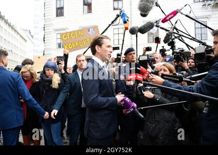 Vienne, Autriche. 07th octobre 2021. Le Chancelier fédéral Sebastian Kurz (ÖVP) sur le chemin du Président fédéral pour un rendez-vous non public dans les médias. Sujet : crise gouvernementale en Autriche. Credit: Franz PERC / Alamy Live News Banque D'Images