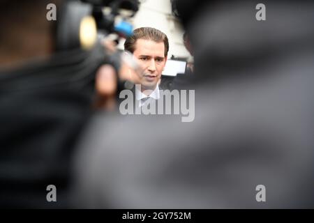 Vienne, Autriche. 07th octobre 2021. Le Chancelier fédéral Sebastian Kurz (ÖVP) sur le chemin du Président fédéral pour un rendez-vous non public dans les médias. Sujet : crise gouvernementale en Autriche. Credit: Franz PERC / Alamy Live News Banque D'Images