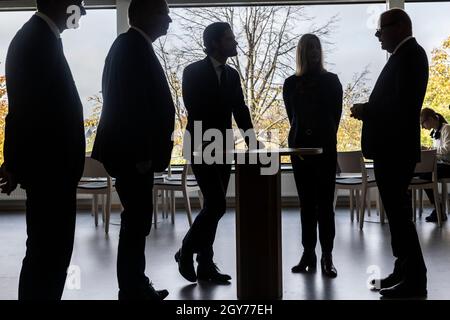 Le prince Carl Philip visite l'école secondaire supérieure Wisbygymnasiet à Visby, Gotland, le 07 octobre 2021. Le prince Carl Philip effectue une visite d'une journée dans le comté de Gotland. Photo : Karl Melander / TT / code 75135 Banque D'Images