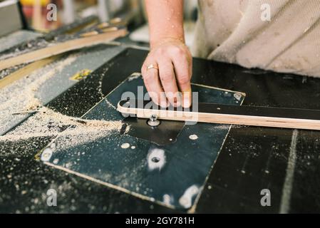 Fabrication de meubles en bois.Atelier de production de produits en bois.Bricolage. Banque D'Images