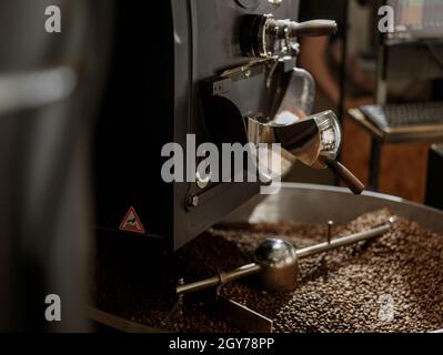 Machine à rôtir avec grains de café dans le plateau de refroidissement Banque D'Images