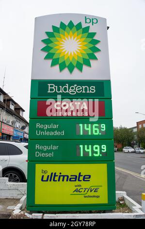 Slough, Royaume-Uni.7 octobre 2021.Aujourd'hui, la station-service BP, sur la route Farnham à Slough, avait quelques réserves de carburant et la limite par client a maintenant été levée, mais leurs prix ont augmenté de 7p par litre depuis deux semaines.Crédit : Maureen McLean/Alay Live News Banque D'Images