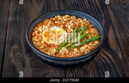 Bol de ramen avec œufs durs et asperges sur la table en bois Banque D'Images