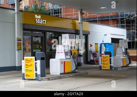 Slough, Royaume-Uni.7 octobre 2021.La station-service Shell de Burnham Lane, à la périphérie de Slough Trading Estate, n'avait plus de carburant aujourd'hui.Crédit : Maureen McLean/Alay Live News Banque D'Images