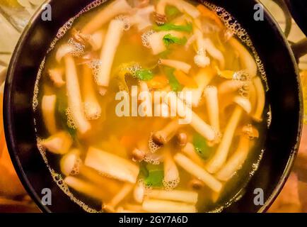 Soupe de champignons cuisine thaïlandaise épicée typique dans le restaurant de Bangkok Thaïlande. Banque D'Images