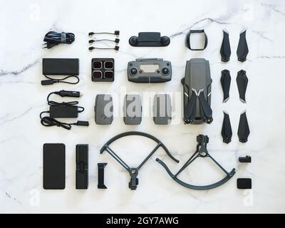 Jeu de drone pliable ou de quadcopter avec de nombreux accessoires, vue de dessus ou plat.Kit de drone pliant et équipement pour UAV sur fond de marbre blanc Banque D'Images