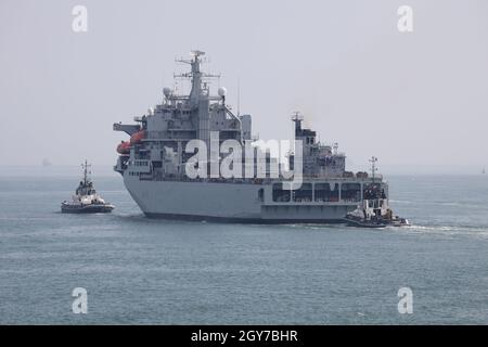 Le navire auxiliaire de la flotte royale ARGUS se dirige vers le Solent.Le navire de réception de la première assurance a fait une brève visite à la base navale Banque D'Images