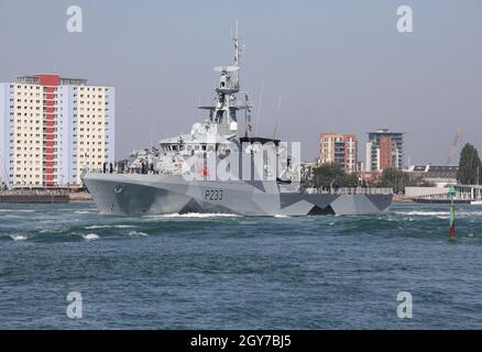 Le navire de patrouille offshore de classe de la Royal Navy River HMS TAMAR quitte la base navale pour un déploiement à long terme dans la région Indo-Pacifique Banque D'Images