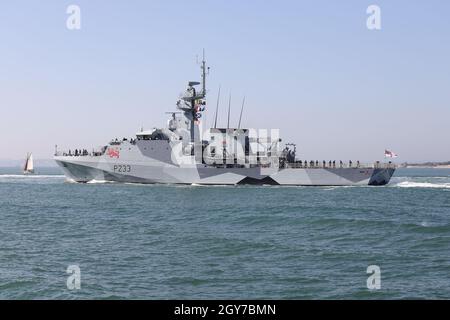 Le navire de patrouille offshore de classe de la Royal Navy River HMS TAMAR quitte la base navale pour un déploiement à long terme dans la région Indo-Pacifique Banque D'Images