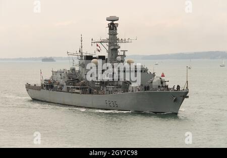 La frégate de type 23 de la Royal Navy Duke Class HMS MONMOUTH (F235) arrive à la base navale Banque D'Images