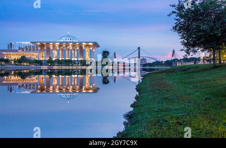 Le crépuscule du soir à la mosquée Putrajaya, en Malaisie Banque D'Images