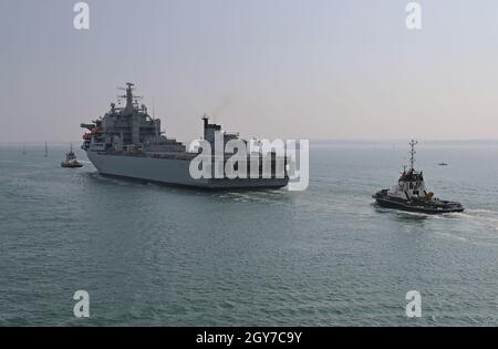 Le navire auxiliaire de la flotte royale ARGUS se dirige vers le Solent.Le navire de réception de la première assurance a fait une brève visite à la base navale Banque D'Images