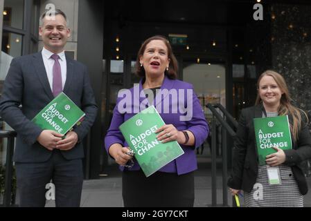 (De gauche à droite) porte-parole sur les finances Pearse Doherty et, la présidente de Sinn Fein Mary Lou McDonald et la porte-parole des dépenses publiques et de la réforme Mairead Farrell arrivant à l'hôtel Alex, Dublin, pour publier les propositions de Sinn Fein pour le budget de 2022.Date de la photo: Jeudi 7 octobre 2021. Banque D'Images