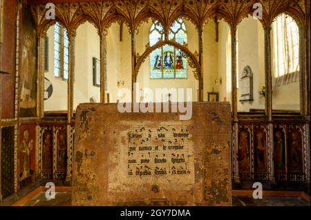 Intérieur de l'église St Helen avec nef, rood Screen et, en premier plan, pupitre de lectern ou de Cantor à Ranworth, Norfolk, Angleterre. Banque D'Images