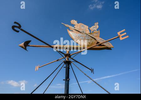 Papificus Wind Vane au sommet de l'église St Helen, Ranworth, Norfolk, Angleterre. Banque D'Images