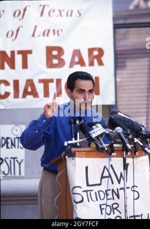 Austin Texas USA, 1997: Hispanique homme étudiant de l'université de Texas de droit parle lors d'un rassemblement soutenant plus de diversité dans l'enseignement supérieur. ©Bob Daemmrich Banque D'Images