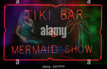 Neon Tiki Bar et Mermaid Show Neon Sign In Rainy Window Banque D'Images