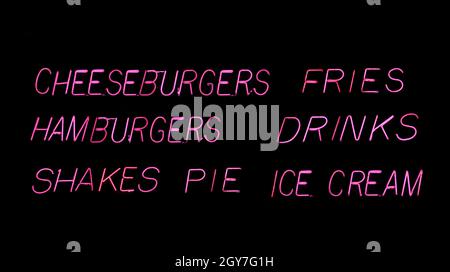 Menu Pink Neon Hamburger Diner dans la fenêtre à la pluie Banque D'Images