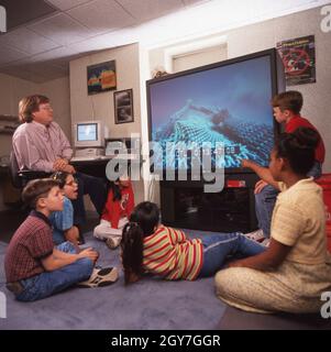 Texas USA, mars 1998: Les élèves du milieu scolaire regardent un flux en direct d'un métier exploratoire sous-marin pendant un cours de vidéo science.©Bob Daemmrich Banque D'Images