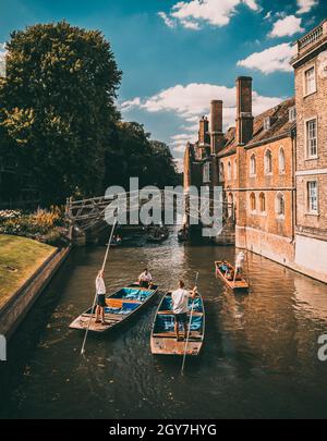 Cambridge, Angleterre - JUILLET 15 2018 : punteurs au pont mathématique de Cambridge, Angleterre Banque D'Images