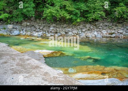 Rivière Serio et son eau verte, vallée de la Seriana, Bergame, italie. Banque D'Images