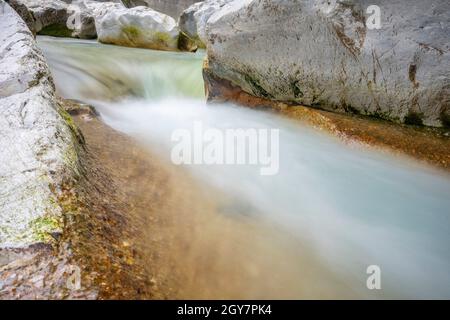 Photo de la rivière Serio, vallée de la Seriana, Bergame, italie. Banque D'Images