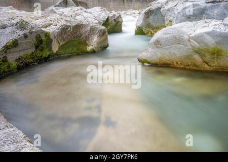 Photo de la rivière Serio, vallée de la Seriana, Bergame, italie. Banque D'Images