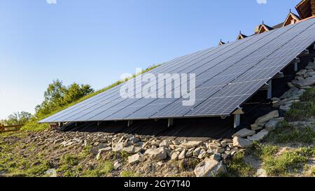 Vue sur la centrale photovoltaïque moderne montée au sol Banque D'Images