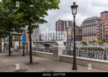 centre-ville de bilbao avec rivière nervion et promenade, pays basque, espagne Banque D'Images